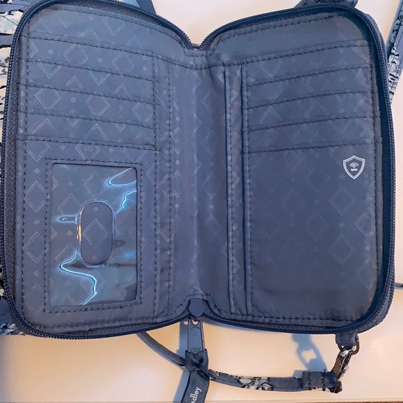 Vera Bradley crossbody/ wristlet. Blue Polar bear print. 3 sections. - Picture 2 of 7